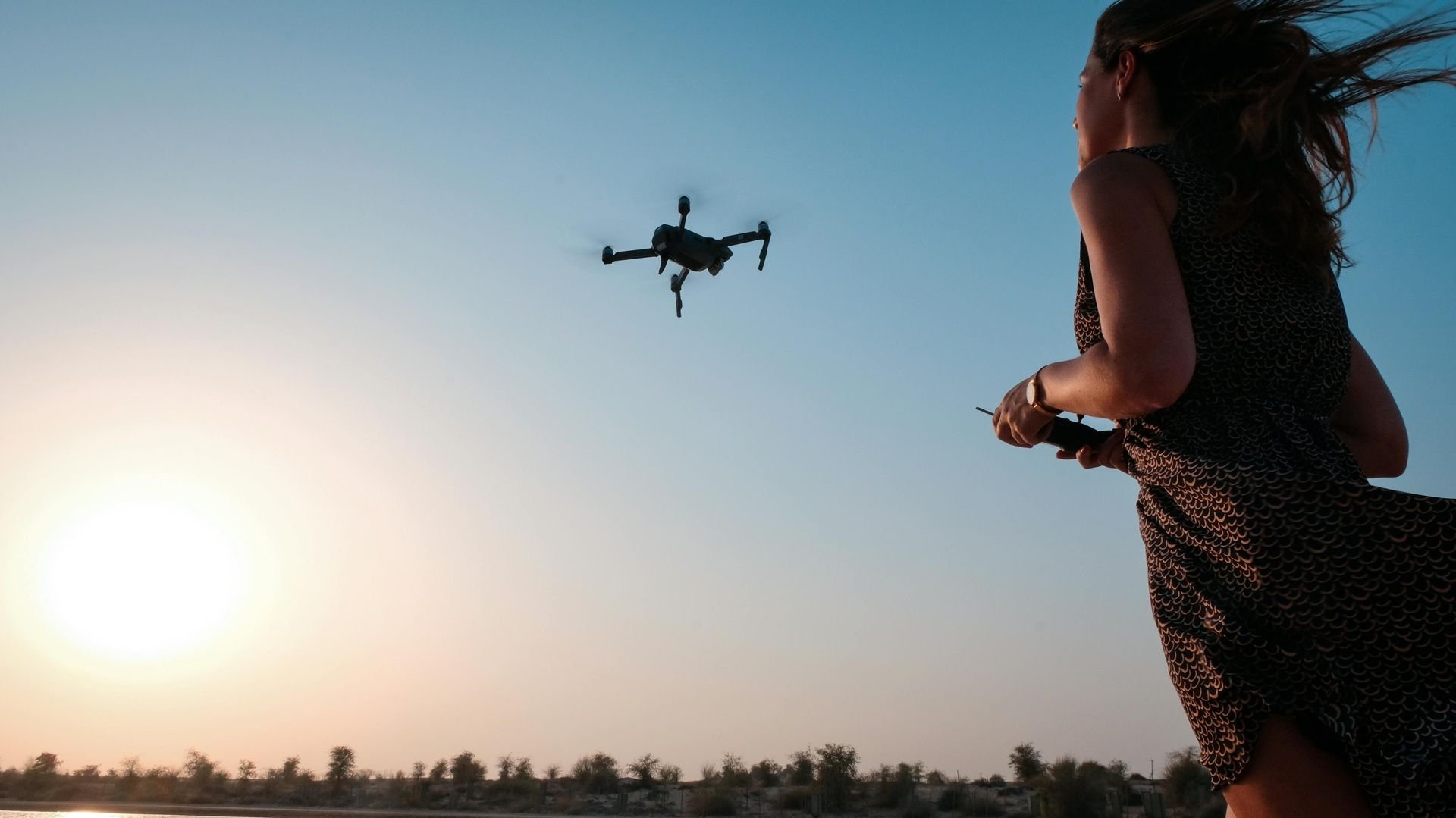 O que é um drone? Saiba como funciona e curiosidades Antes usados muito mais para fins profissionais, os drones se popularizaram bastante com o público geral nos últimos anos para um uso pessoal. Isso vale especialmente para quem adora gravar vídeos de paisagens ou tirar fotos de perspectivas mais altas. regras para pilotar drone.jpg