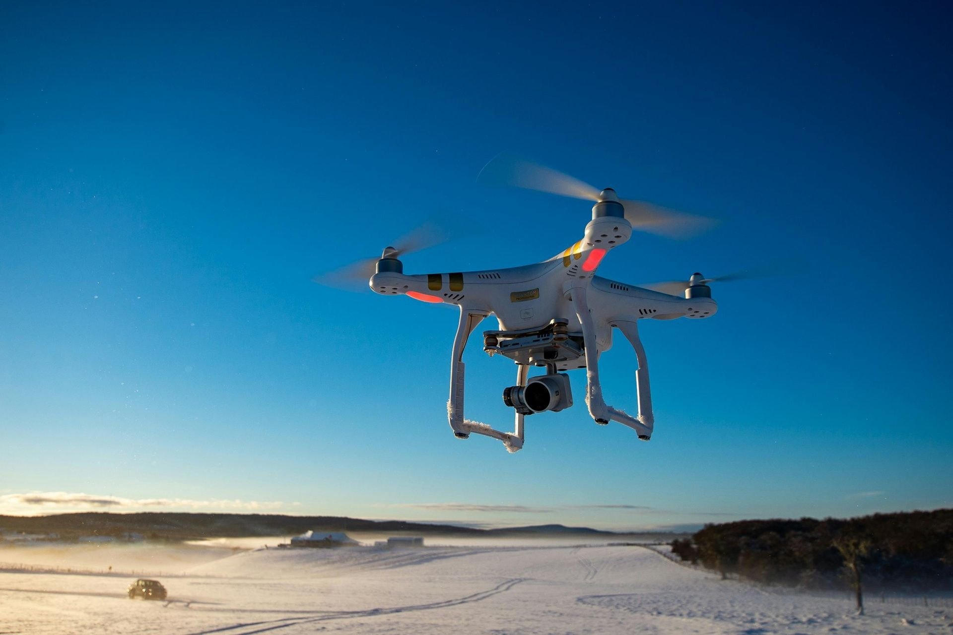 O que é um drone? Saiba como funciona e curiosidades Antes usados muito mais para fins profissionais, os drones se popularizaram bastante com o público geral nos últimos anos para um uso pessoal. Isso vale especialmente para quem adora gravar vídeos de paisagens ou tirar fotos de perspectivas mais altas. como funciona o drone.jpg
