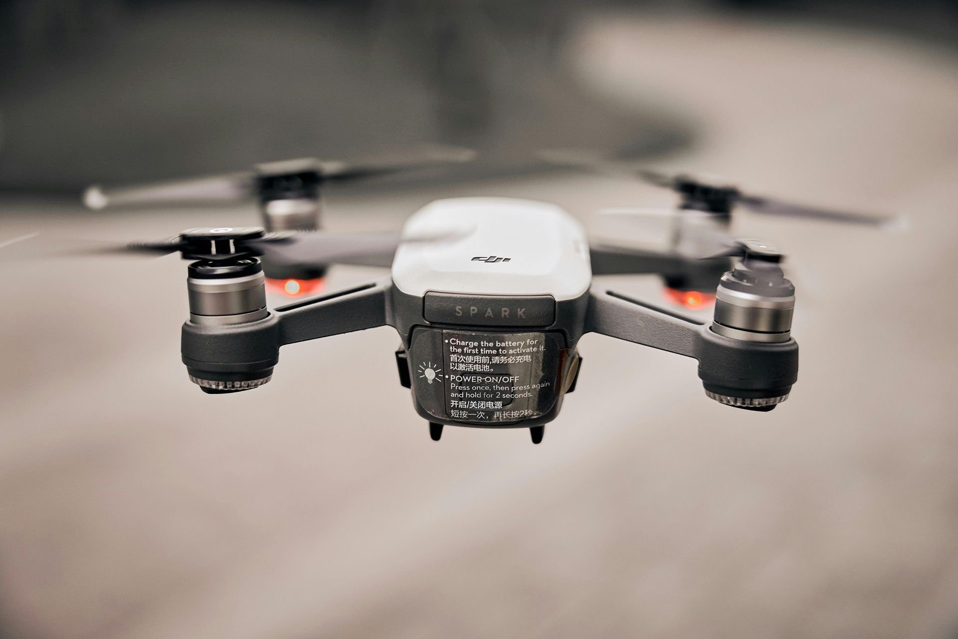 O que é um drone? Saiba como funciona e curiosidades Antes usados muito mais para fins profissionais, os drones se popularizaram bastante com o público geral nos últimos anos para um uso pessoal. Isso vale especialmente para quem adora gravar vídeos de paisagens ou tirar fotos de perspectivas mais altas. curiosidades drone.jpg