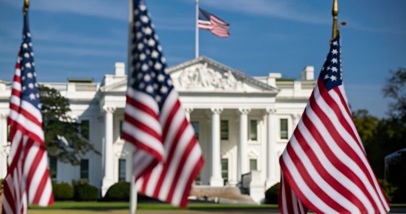 Governo dos EUA terá acesso ao ChatGPT Enterprise pagando US$ 1 por ano O governo dos Estados Unidos vai pagar apenas US$ 1 para acessar o plano Enterprise do ChatGPT durante um ano, conforme anunciou a OpenAI na quarta-feira (06). A iniciativa faz parte de uma parceria entre a startup e a Administração de Serviços Gerais do país (GSA), que objetiva ampliar a adoção da tecnologia. bandeiras-dos-estados-unidos-em-frente-a-casa-branca