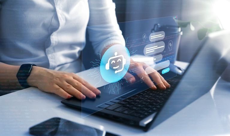 Governo dos EUA terá acesso ao ChatGPT Enterprise pagando US$ 1 por ano O governo dos Estados Unidos vai pagar apenas US$ 1 para acessar o plano Enterprise do ChatGPT durante um ano, conforme anunciou a OpenAI na quarta-feira (06). A iniciativa faz parte de uma parceria entre a startup e a Administração de Serviços Gerais do país (GSA), que objetiva ampliar a adoção da tecnologia. chatbot-de-ia-no-notebook
