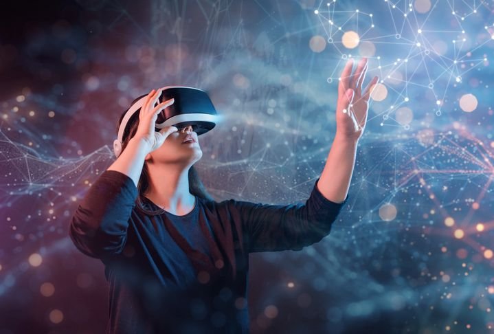 O que é realidade virtual? Entenda como funciona e aplicações Abordada em filmes como Matrix, Jogador Nº 1, Assassino Virtual e eXistenZ, entre outros, a realidade virtual (VR) tem se tornado uma tecnologia cada vez mais presente no nosso cotidiano. Por meio de dispositivos inovadores, o conceito vem transformando a maneira de interagir com ambientes digitais. mulher-usando-oculos-de-realidade-virtual