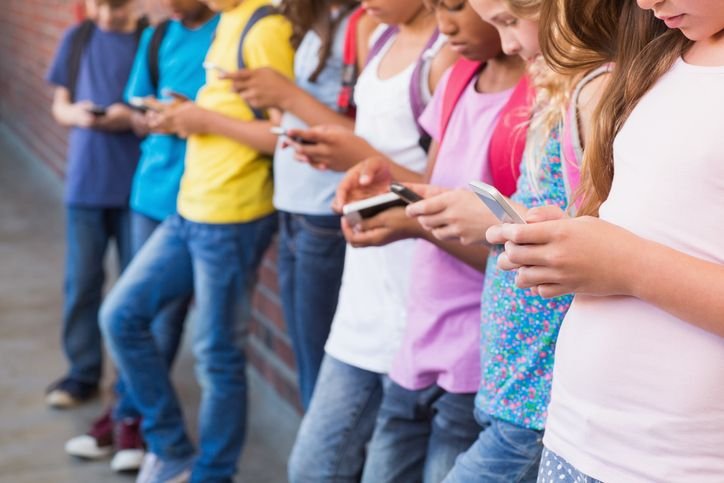 Apps que geram nudes falsos com IA viram febre entre adolescentes britânicos Os aplicativos que geram nudes falsos com inteligência artificial viraram febre entre estudantes no Reino Unido, que têm utilizado essas ferramentas para a criação de deepfakes de colegas de escola e até professores. Os adolescentes meninos, alguns com apenas 13 anos, são os principais usuários. alunos-usando-celulares