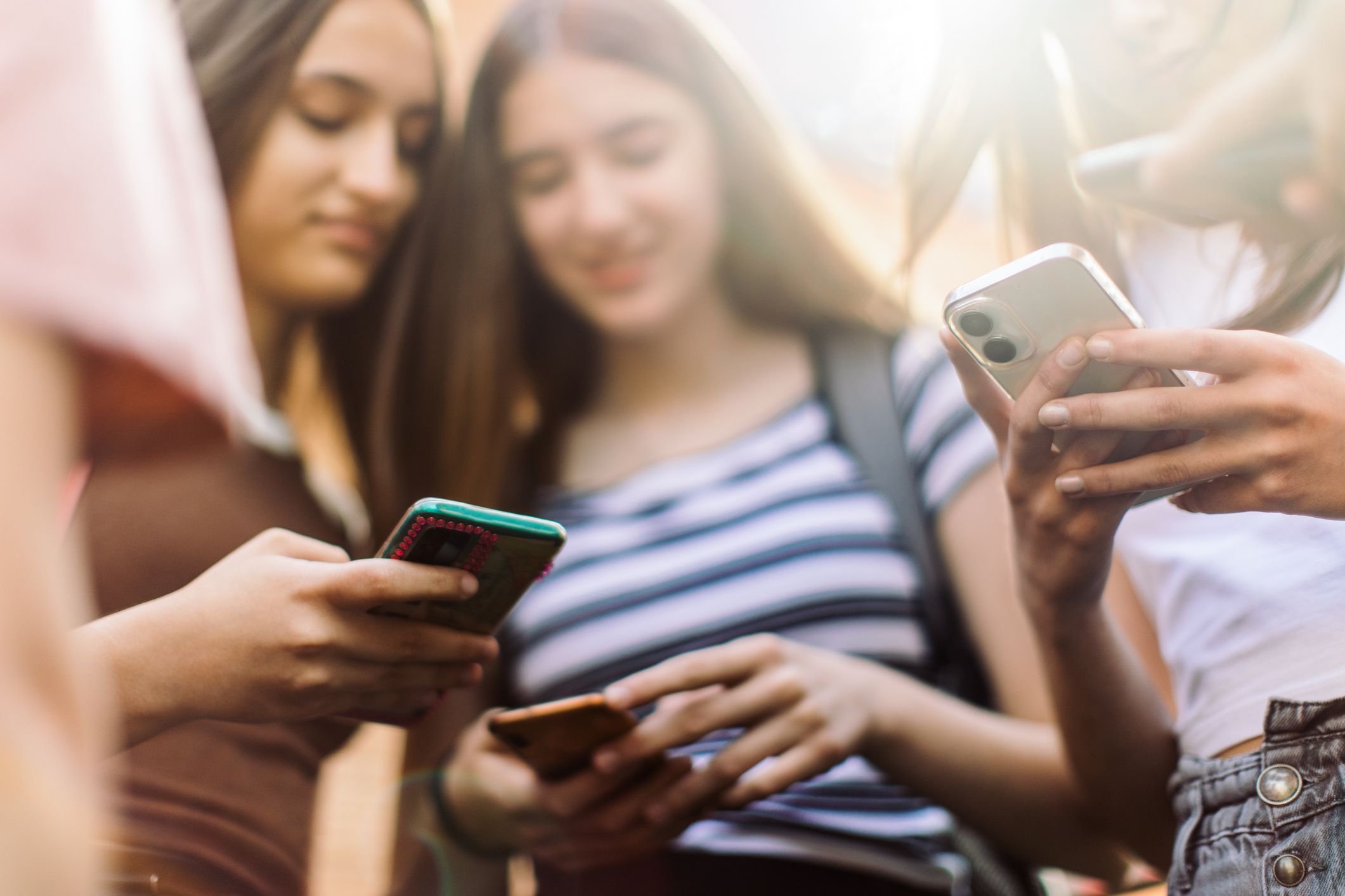 Apps que geram nudes falsos com IA viram febre entre adolescentes britânicos