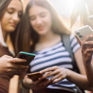 Imagem de Apps que geram nudes falsos com IA viram febre entre adolescentes britânicos