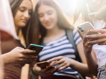 Apps que geram nudes falsos com IA viram febre entre adolescentes britânicos