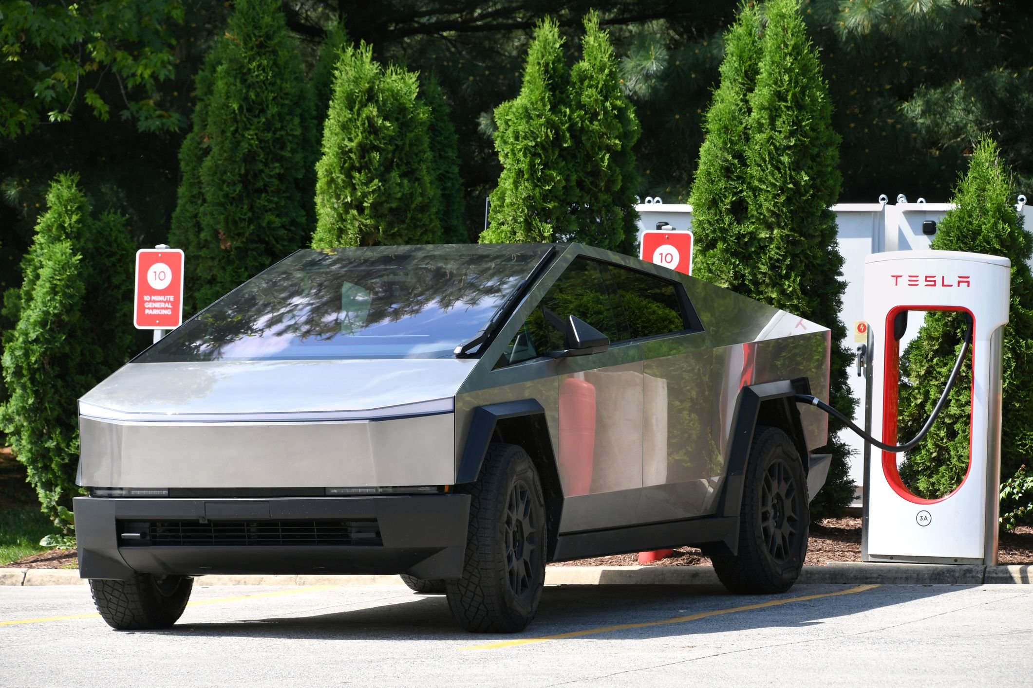 Força Aérea dos EUA quer comprar Tesla Cybertrucks para encher os carros de bala