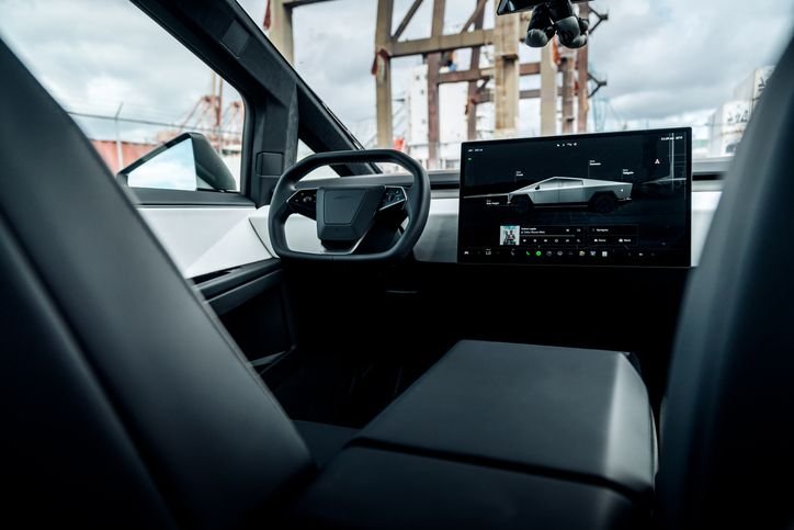 Força Aérea dos EUA quer comprar Tesla Cybertrucks para encher os carros de bala A Força Aérea dos Estados Unidos planeja comprar unidades da picape Cybertruck, da Tesla, para utilizá-las em seus treinamentos, mas de uma maneira diferente: elas servirão como alvos em testes de armas. A informação está em documentos obtidos pelo The War Zone, revelados na quinta-feira (07). interior-da-picape-cybertruck