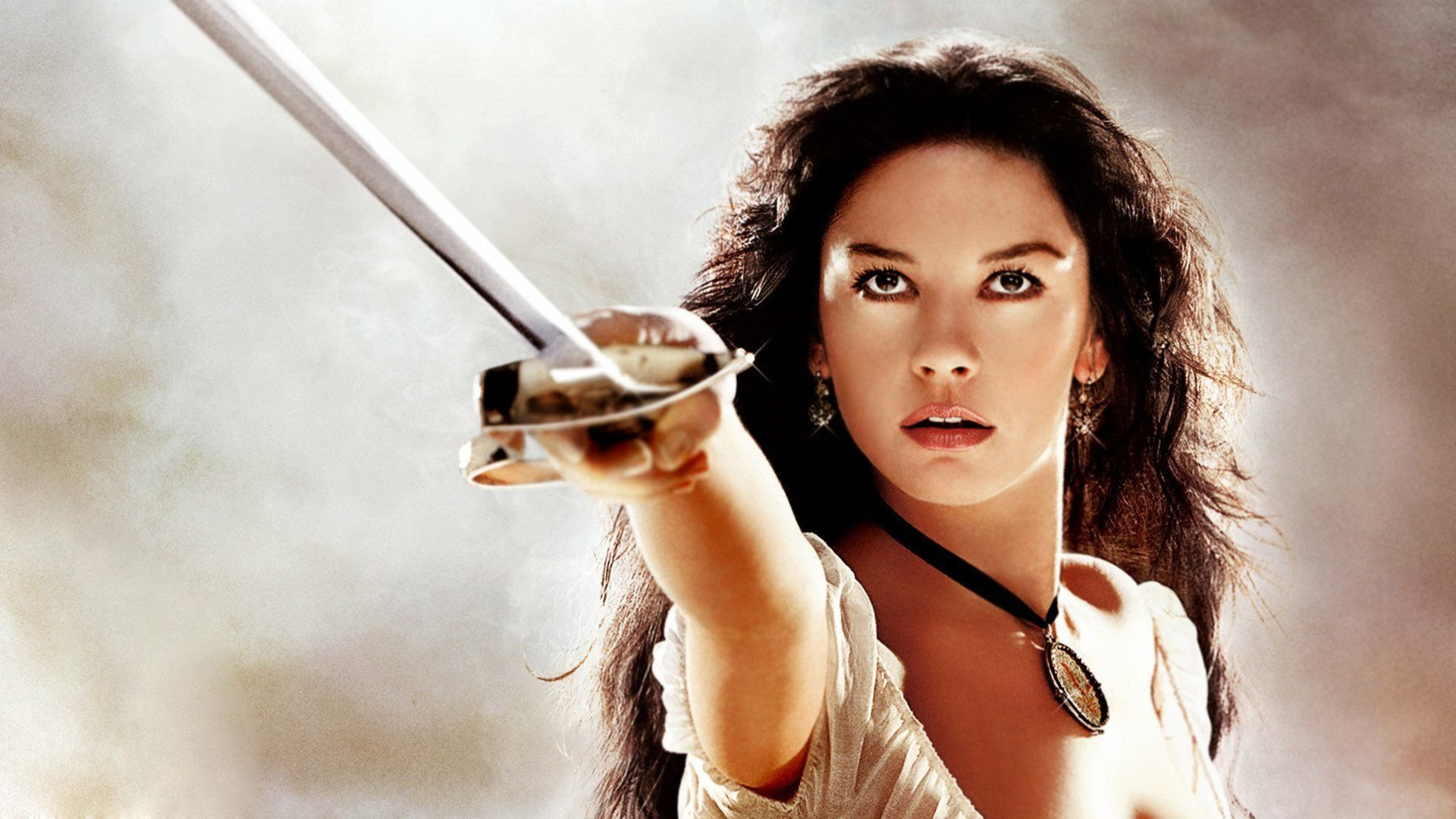 Conheça a carreira e confira 7 filmes e séries com Catherine Zeta-Jones, a Mortícia Addams de Wandinha Muito antes de estrear na Netflix como Mortícia Addams em Wandinha, Catherine Zeta-Jones construiu uma carreira admirável no cinema. A atriz, hoje com 55 anos, se destacou em diversos filmes inesquecíveis, conquistando prêmios e firmando seu nome em Hollywood. zorro.jpg