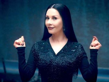 Conheça a carreira e confira 7 filmes e séries com Catherine Zeta-Jones, a Mortícia Addams de Wandinha