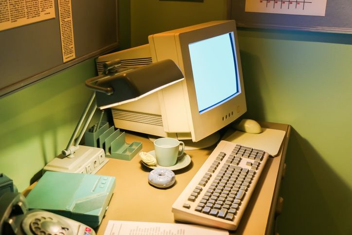 Lembra dele? Serviço de internet discada da AOL será encerrado em setembro O serviço de internet discada da America Online (AOL) será desativado nos Estados Unidos no dia 30 de setembro, afetando também o software e o navegador associados a este tipo de conexão, marcando o fim de uma era. O anúncio foi divulgado na página de suporte do provedor na última sexta-feira (08). mesa-com-computador-antigo