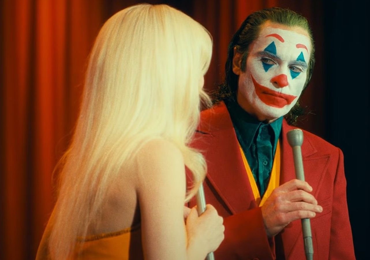 Como assistir aos filmes do Coringa na ordem? Veja lista! O Coringa, o mais famoso vilão do universo do Batman, é uma figura que sempre cativou e intriga o público. Com um histórico de interpretações memoráveis, suas aparições no cinema, tanto como protagonista quanto coadjuvante, se tornaram um marco no mundo dos filmes de super-heróis. a-capura-de-tela-mostra-uma-cena-do-filme-coringa
