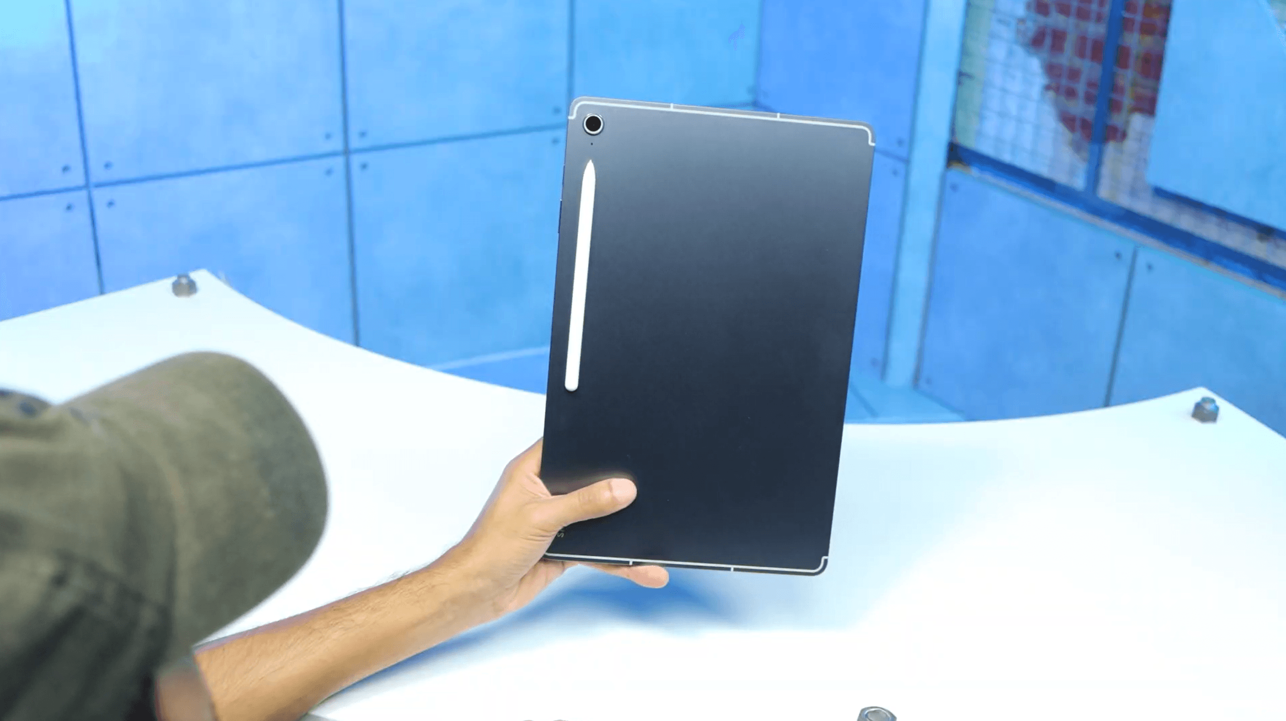 Samsung-Galaxy-Tab-S10-FE-Plus-Corpo-2.png