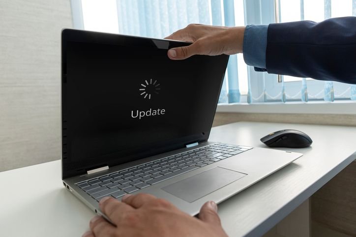 Tudo o que você precisa saber sobre o fim do suporte ao Windows 10 O fim do suporte ao Windows 10 está programado para acontecer no dia 14 de outubro deste ano, de acordo com a Microsoft. A partir da data, as versões domésticas do sistema operacional não receberão mais atualizações de recursos e ficarão sem os updates gratuitos de segurança. notebook-atualizando-o-sistema