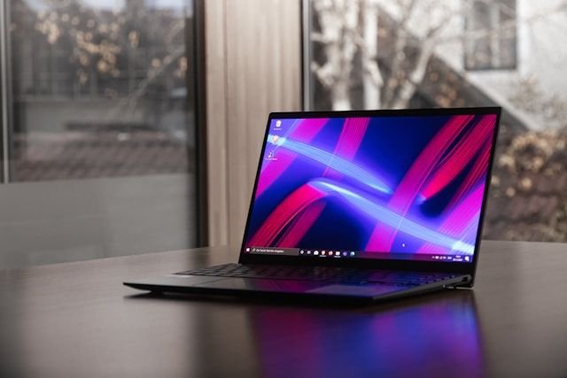 Tudo o que você precisa saber sobre o fim do suporte ao Windows 10 O fim do suporte ao Windows 10 está programado para acontecer no dia 14 de outubro deste ano, de acordo com a Microsoft. A partir da data, as versões domésticas do sistema operacional não receberão mais atualizações de recursos e ficarão sem os updates gratuitos de segurança. notebook-com-windows-sobre-a-mesa