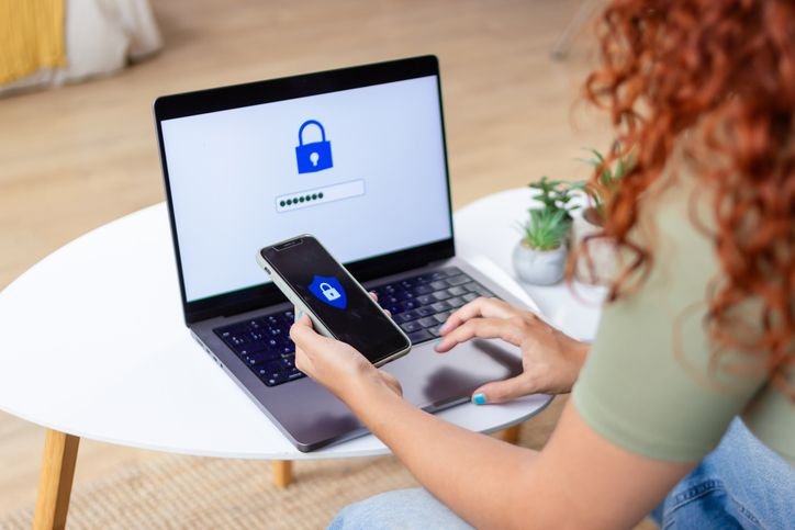 mulher-fazendo-login-no-notebook