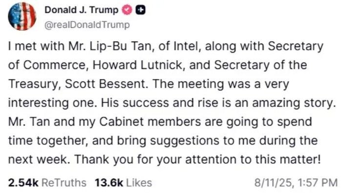 Após sugerir renúncia por ligação com a China, Trump elogia CEO da Intel Na última semana, o presidente dos Estados Unidos, Donald Trump, pediu para que o próprio CEO da Intel renunciasse ao cargo por supostas ligações com a China. O chefão da empresa, Lip Bu-Tan, se reuniu com o mandatário, que parece ter mudado sua percepção sobre o executivo e aliviado os ânimos na gigante. trump-e-ceo-da-intel-acenam-para-paz