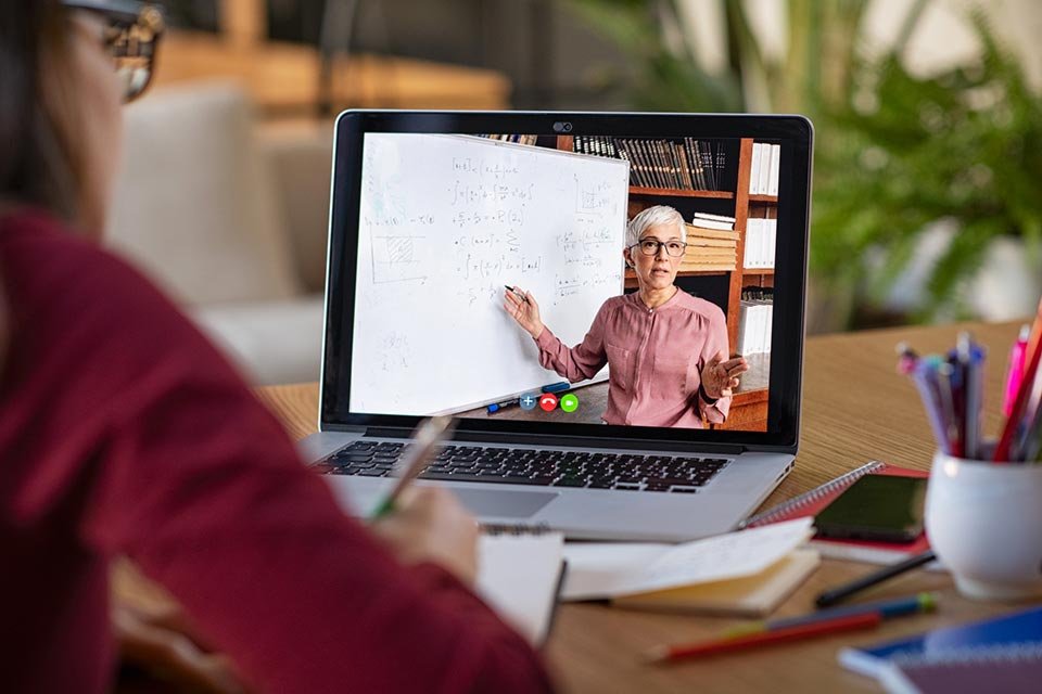 Cursos online Udemy: assinatura anual com 20% OFF por tempo limitado A Udemy liberou uma promoção bem interessante para quem busca conhecimento e quer alavancar a carreira sem gastar uma fortuna. A plataforma, muito conhecida por seu catálogo bem extenso com os mais diversos tipos de cursos, oferece a possibilidade de assinar uma modalidade especial a preço bem mais em conta. ead-gettyimages-01-960x640.jpg
