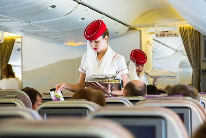 Emirates vai proibir uso de power banks nos voos; confira o motivo A partir do dia 1º de outubro, passageiros da Emirates não poderão mais usar power banks para carregar celulares, notebooks e outros dispositivos durante os voos, enquanto estiverem na cabine da aeronave. A proibição foi anunciada pela empresa na última sexta-feira (8). comissarias-da-emirates-na-cabine-do-aviao