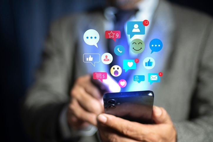 Estudo mostra que mesmo 'sem algoritmos', bots de IA geram polarização e extremismo Os chatbots de inteligência artificial generativa tendem a repetir o comportamento polarizado de humanos nas redes sociais mesmo em um ambiente sem influência de algoritmos. É o que concluiu um estudo feito pela Universidade de Amsterdã, na Holanda, publicado na última semana na plataforma arXiv. emojis-e-icones-de-reacoes-em-redes-sociais