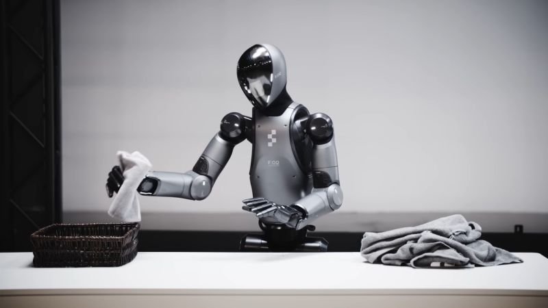Robô humanoide de empresa norte-americana agora até dobra roupas A empresa de robótica norte-americana Figure demonstrou na última terça-feira (12) uma nova capacidade do robô humanoide treinado com o seu modelo de IA Helix, que mescla percepção, compreensão de linguagem e controle. Em um vídeo divulgado no YouTube, ele aparece dobrando roupas após receber instruções simples. robo-humanoide-dobrando-toalha