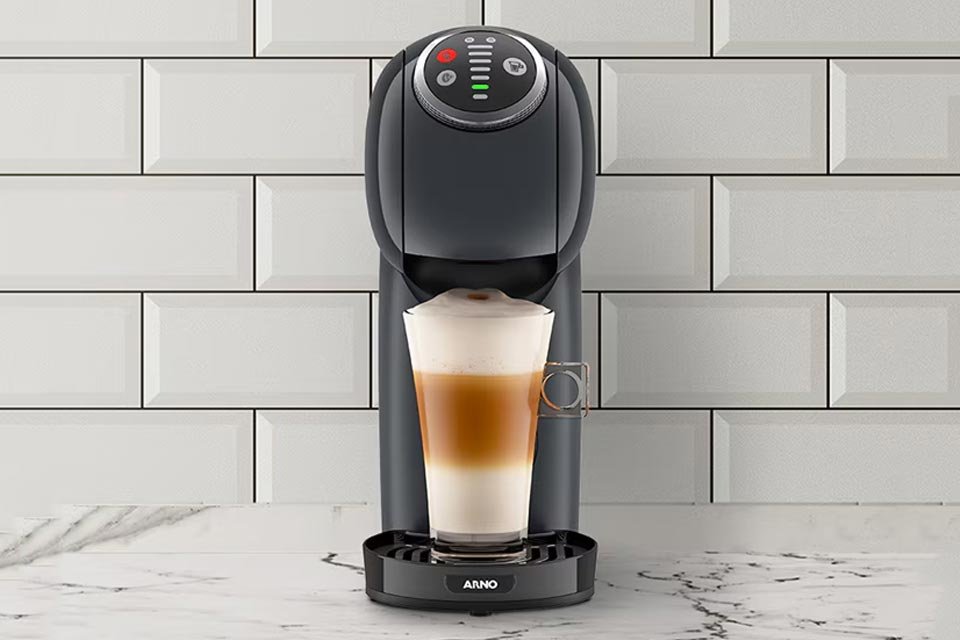 Cafeteiras Dolce Gusto em promoção e com adaptador e capsulas de brinde; confira Começar o dia com uma deliciosa xícara de café pode fazer toda a diferença na nossa rotina. Na verdade, sejamos honestos: qualquer hora é hora de tomar um cafezinho. dolce-gusto-Genio-S-Plus-960x640.jpg