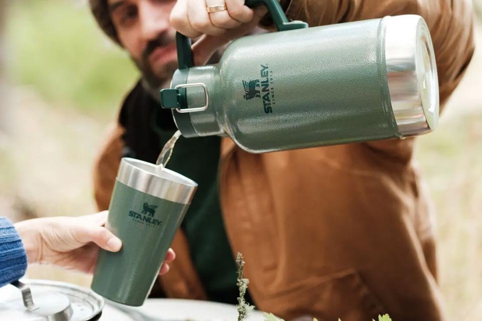 Mês da Cerveja na Stanley tem copos térmicos e kits em promoção Conhecida por seus produtos térmicos que se tornaram extremamente populares entre adultos e jovens adultos, a Stanley liberou uma nova promoção voltada para os que curtem tomar uma cervejinha aqui e ali. A marca lançou em seu site oficial uma porção de itens da linha Bar com desconto por tempo limitado. Kit-Growler-Copo-Termico-Cerveja-Hammertone-Green-960x640.jpg
