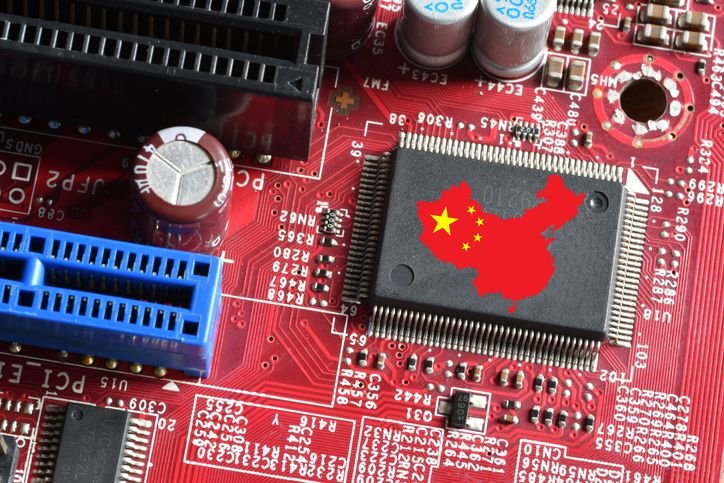 EUA estão usando rastreadores para evitar que chips de IA cheguem à China O governo dos Estados Unidos tem instalado rastreadores em cargas de chips avançados de inteligência artificial para evitar que essas remessas sejam desviadas para a China, conforme noticiou a Reuters nesta quarta-feira (13). A implantação dos dispositivos acontece de maneira secreta. chip-de-pc-com-bandeira-da-china