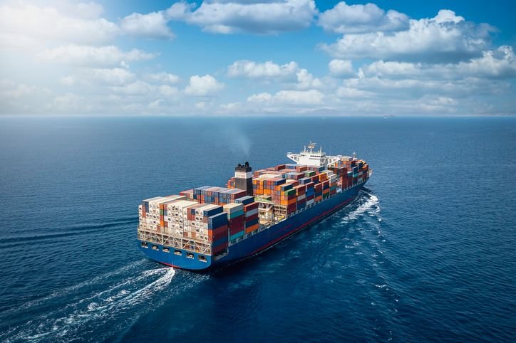 EUA estão usando rastreadores para evitar que chips de IA cheguem à China O governo dos Estados Unidos tem instalado rastreadores em cargas de chips avançados de inteligência artificial para evitar que essas remessas sejam desviadas para a China, conforme noticiou a Reuters nesta quarta-feira (13). A implantação dos dispositivos acontece de maneira secreta. navio-cargueiro-com-conteineres