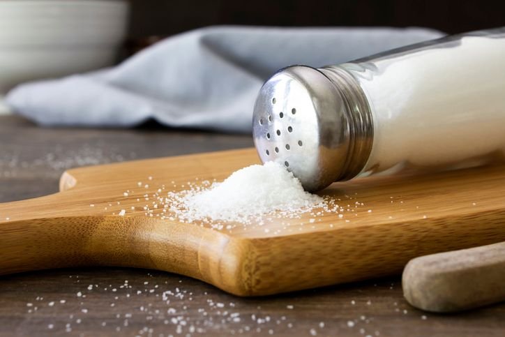Homem desenvolve doença rara após seguir conselhos sobre dieta do ChatGPT Um homem que tirou o sal de cozinha da dieta e o substituiu pelo brometo de sódio, após consultar o ChatGPT sobre o assunto, acabou desenvolvendo o bromismo, uma doença rara, e precisou ser internado às pressas. O caso aconteceu nos Estados Unidos e foi detalhado em um estudo publicado na revista Annals of Internal Medicine Clinical Cases, na última semana. sal-derramado-na-tabua-de-madeira