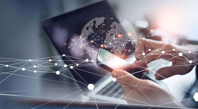 O que é VNC e para que serve essa tecnologia? Controlar um computador a milhares de quilômetros de distância, como se estivesse sentado em frente a ele, é algo que as tecnologias de acesso remoto proporcionam, permitindo realizar diferentes tipos de trabalhos. O VNC é uma dessas ferramentas. notebook-e-celular-conectados-a-web