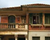 Onde assistir a série e ouvir o podcast de A Mulher da Casa Abandonada