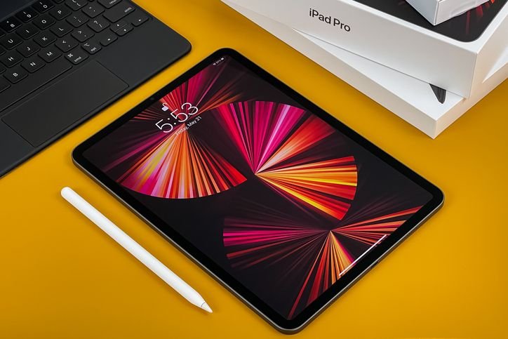Grande vazamento revela supostos detalhes dos próximos lançamentos da Apple A Apple revelou acidentalmente detalhes de uma série de produtos que devem ser lançados em breve ao incluir identificadores de hardware em códigos de software, na quarta-feira (13), como um HomePod mini com chip atualizado e o novo iPad mini. As descobertas foram feitas pelo analista Aaron Perris, do MacRumors. ipad-e-outros-dispositivos-na-mesa