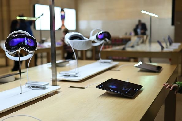 Grande vazamento revela supostos detalhes dos próximos lançamentos da Apple A Apple revelou acidentalmente detalhes de uma série de produtos que devem ser lançados em breve ao incluir identificadores de hardware em códigos de software, na quarta-feira (13), como um HomePod mini com chip atualizado e o novo iPad mini. As descobertas foram feitas pelo analista Aaron Perris, do MacRumors. apple-vision-pro-em-exposicao