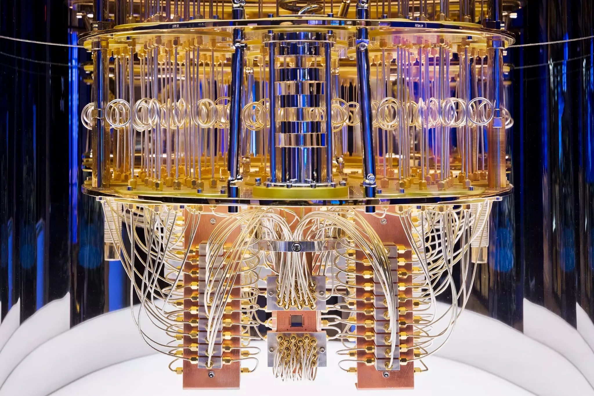 Computação quântica e IA estão diante do abismo existente entre promessas e realidade A computação quântica pode acelerar consideravelmente a inteligência artificial ou ser apenas mais uma promessa tecnológica inflacionada? Separar realidade de ficção científica é totalmente necessário. À primeira vista, números impressionam. Empresas de computação quântica geraram entre US$650 milhões e US$750 milhões em receita durante 2024, com expectativa de superar US$1 bilhão em 2025. Startups do setor atraíram quase US$2 bilhões em investimentos apenas no ano passado, um salto de 50% comparado a 2023. Computador com visuais científicos, cheio de fios transparentes.