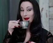Como está Anjelica Huston, a Mortícia de A Família Addams, hoje em dia? Relembre 7 filmes com a atriz