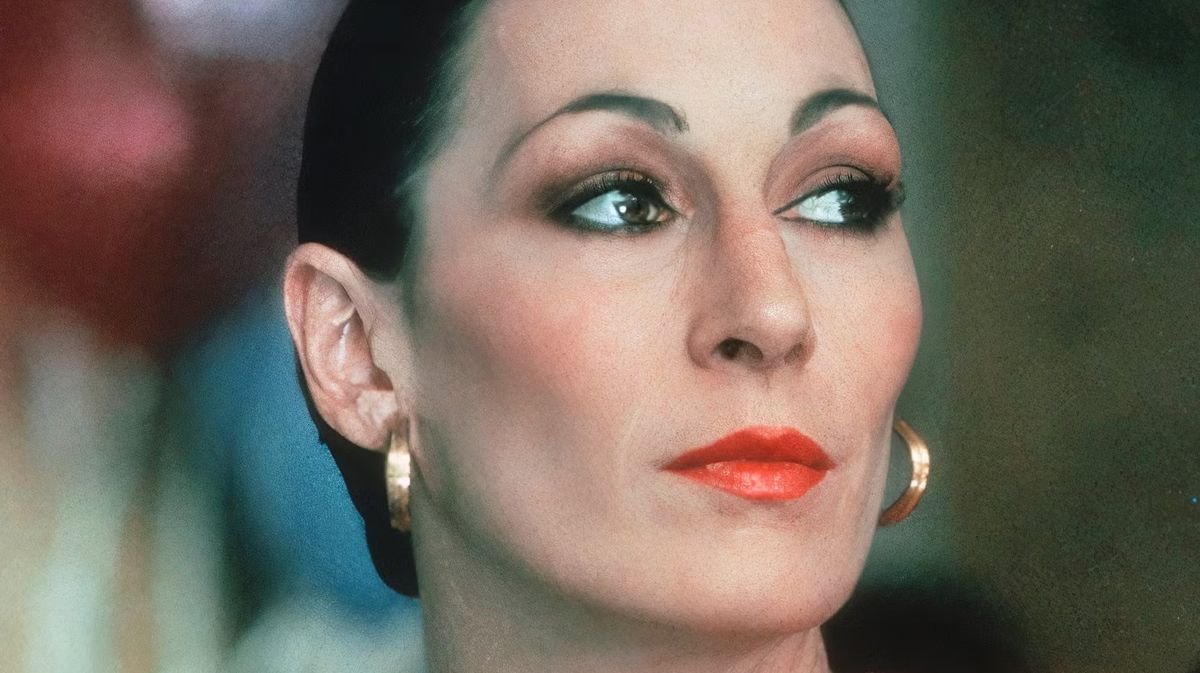 Como está Anjelica Huston, a Mortícia de A Família Addams, hoje em dia? Relembre 7 filmes com a atriz A Netflix acaba de lançar a segunda temporada de Wandinha, mas muito antes de Jenna Ortega assumir o papel da filha de Mortícia Addams, a matriarca da família era interpretada por uma atriz de peso: Anjelica Huston. anjelica-huston.jpg