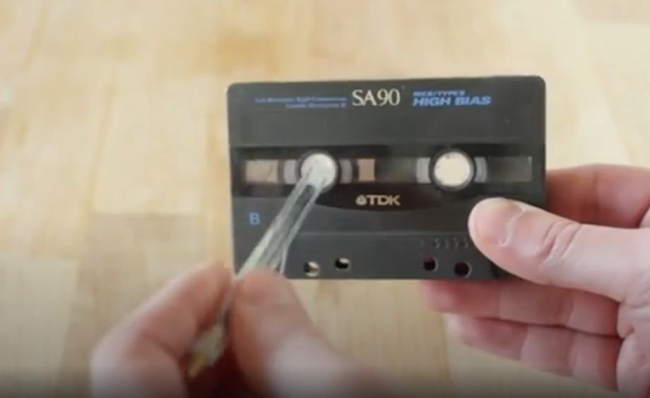 Fitas cassete: história, evolução e renascimento dessa forma clássica de guardar músicas A fita cassete é uma forma de gravar e tocar conteúdos apenas em som que teve muita fama, mas com o tempo encarou um mercado bem difícil contra outras mídias físicas e formas de armazenamento de áudio. Ainda assim, ela teve uma grande importância na indústria e até hoje sobrevive graças a fãs e entusiastas. Fitas cassete: história, evolução e renascimento dessa forma clássica de guardar músicas