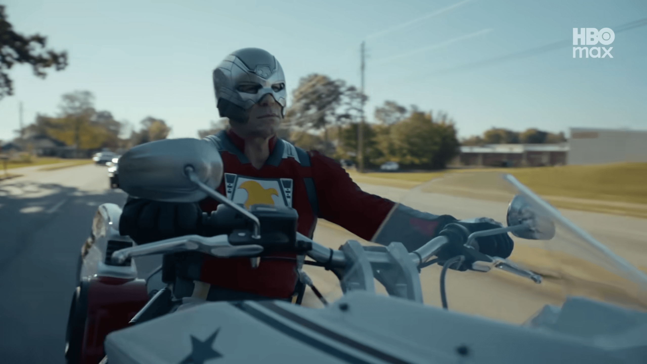 Crítica: Pacificador Temporada 2 é o equilíbrio perfeito entre MCU e The Boys A existência da série Pacificador é uma das coisas mais peculiares que já vi na indústria de filmes e séries de super-heróis. Após deixar a Marvel em 2019, o diretor e roteirista James Gunn dirigiu um novo filme do Esquadrão Suicida em 2021, colocou John Cena para interpretar um anti-herói nacionalista pouco conhecido e, depois, transformou o personagem no protagonista de sua própria série. Crítica: Pacificador Temporada 2 é o equilíbrio perfeito entre MCU e The Boys