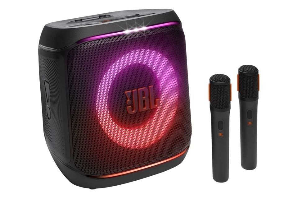 Boombox 3, GO 4, Flip 6 e mais aparelhos de som JBL em oferta Quando o assunto é som de qualidade, uma das primeiras marcas que vem à mente é a JBL. A empresa dos EUA é muito famosa em todo o mundo e bastante popular também aqui no Brasil pela combinação de alta qualidade de áudio, design moderno e durabilidade. Caixa-de-Som-JBL-PartyBox-Encore-2-960x640.jpg