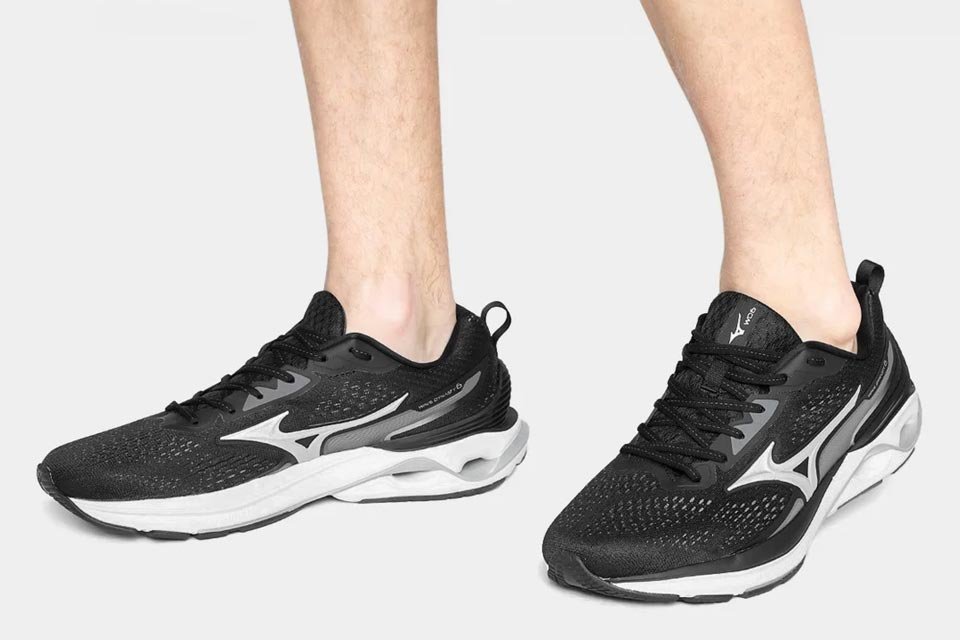 Mizuno, Olympikus e mais com até 60% OFF e frete grátis na Netshoes Na hora de praticar esportes ou ir à academia, usar tênis, camisetas, shorts, calças e outros itens específicos podem fazer toda a diferença tanto em relação ao desempenho das atividades quanto no quesito conforto. Sem contar que estes equipamentos esportivos podem ainda adicionar uma camada extra de segurança, evitando desconfortos e até lesões. Tenis-Mizuno-Wave-Dynasty-6-Masculino-960x640.jpg