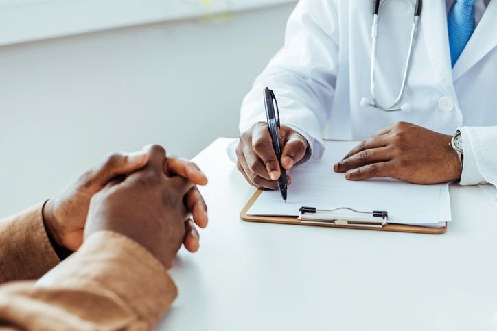 Venda de atestados falsos, receitas e remédios se prolifera no Telegram A venda de atestados falsos, receitas de remédios controlados e dos próprios medicamentos está em alta nas redes sociais e no Telegram, com o auxílio de anúncios que cresceram mais de 20 vezes nos últimos sete anos, conforme revelou o g1 no último sábado (16). O esquema envolve o uso ilegal de dados de médicos. medico-prescrevendo-receita-para-paciente