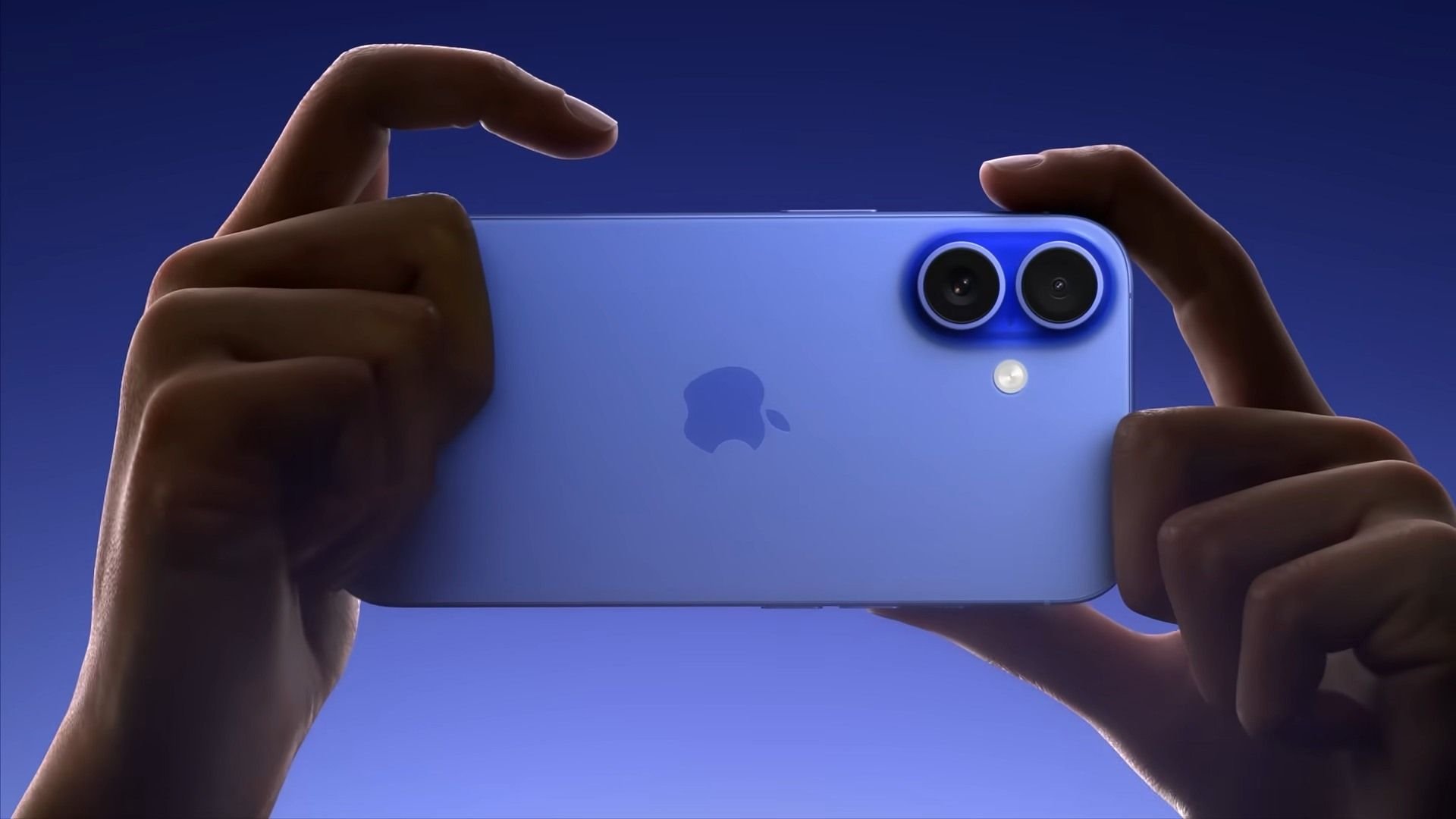 Apple fabricará linha do iPhone 17 na Índia para amenizar gastos Em um movimento já previsto, dadas as recentes tensões econômicas mundiais, a Apple expandirá a produção da linha iPhone para a Índia, em especial com os iPhone 17. Pela primeira vez, a empresa fabricará todos os modelos do novo aparelho, incluindo as versões Pro, em solo indiano, antes do lançamento global previsto para setembro. apple-18-pode-não-ter-modelo-base-em-2026