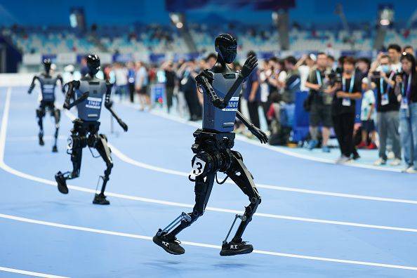 robos-disputando-prova-de-atletismo