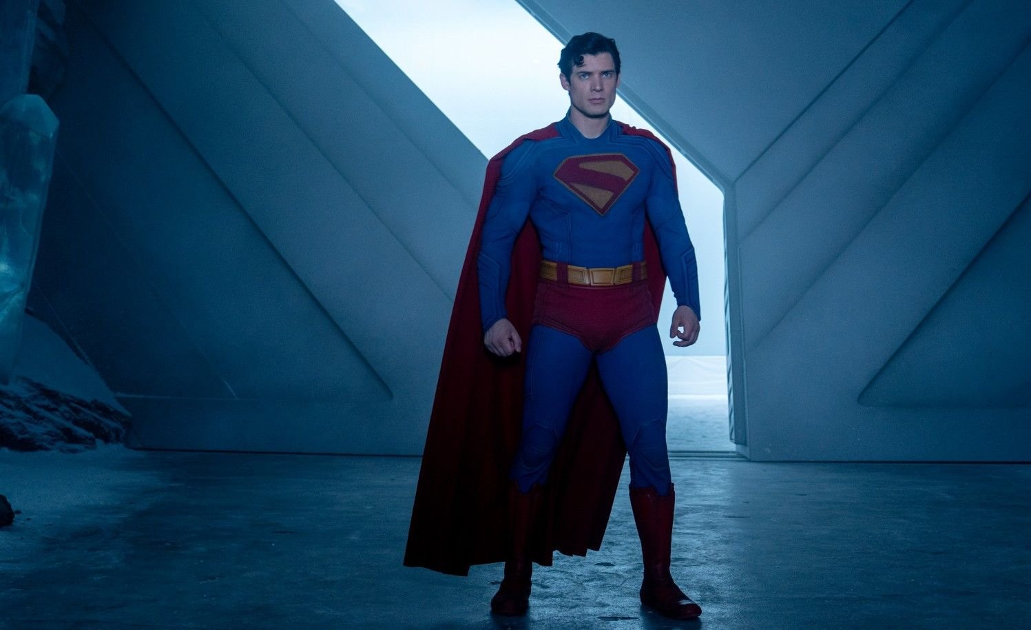 Diferenças e semelhanças entre os Superman de Zack Snyder e James Gunn O Superman é mais que um personagem de quadrinhos: é um símbolo cultural que transcende gerações. Criado em 1938, Kal-El se tornou a personificação da esperança, da justiça e da luta por um mundo melhor. a-imagem-mostra-o-superhomem-na-fortaleza-da-solidão-no-filme-de-james-gunn