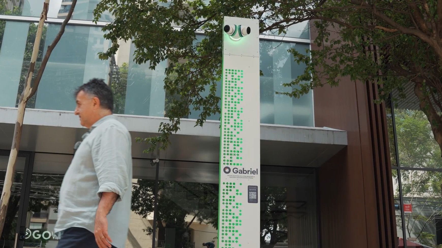 Gabriel Tecnologia: Prefeitura do Rio obriga startup a retirar 400 câmeras das ruas A empresa Gabriel Tecnologia terá que retirar mais de 400 câmeras de vigilância das ruas do Rio de Janeiro até o fim de 2025. Essa decisão foi oficializada nos últimos dias pela prefeitura da cidade, que entendeu a atuação da startup como irregular e sem autorização para o uso em locais públicos. prefeitura-obriga-mpresa-a-tirar-400-cameras-do-rio