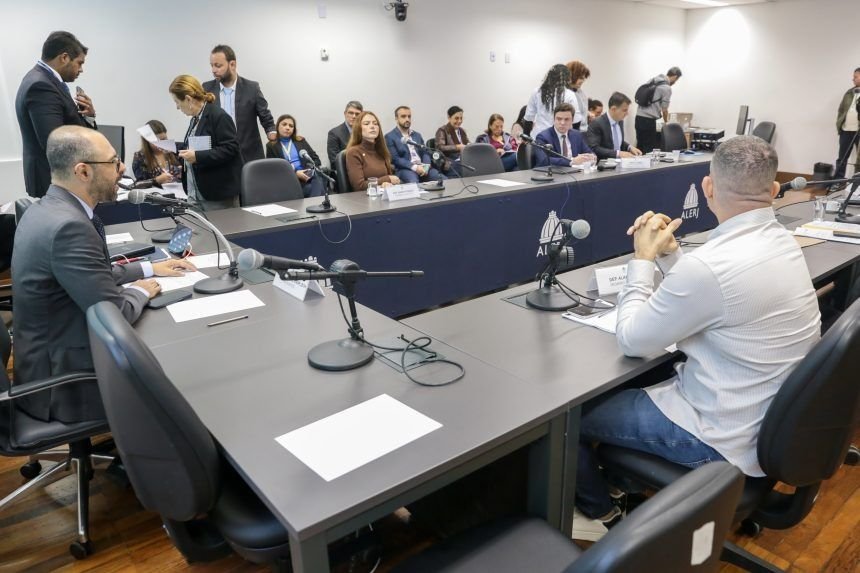 Gabriel Tecnologia: Prefeitura do Rio obriga startup a retirar 400 câmeras das ruas A empresa Gabriel Tecnologia terá que retirar mais de 400 câmeras de vigilância das ruas do Rio de Janeiro até o fim de 2025. Essa decisão foi oficializada nos últimos dias pela prefeitura da cidade, que entendeu a atuação da startup como irregular e sem autorização para o uso em locais públicos. prefeitura-obriga-mpresa-a-tirar-400-cameras-do-rio-cpi-das-cameras