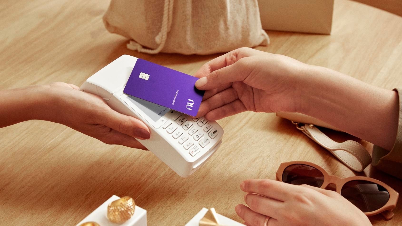 Cartão Nubank Ultravioleta roxo com detalhes holográficos em destaque.