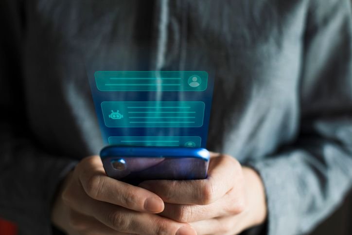 usuario-interagindo-com-chatbot-no-celular