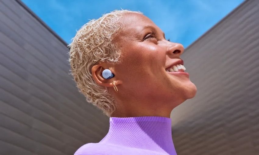 mulher-usando-fone-pixel-buds-2a